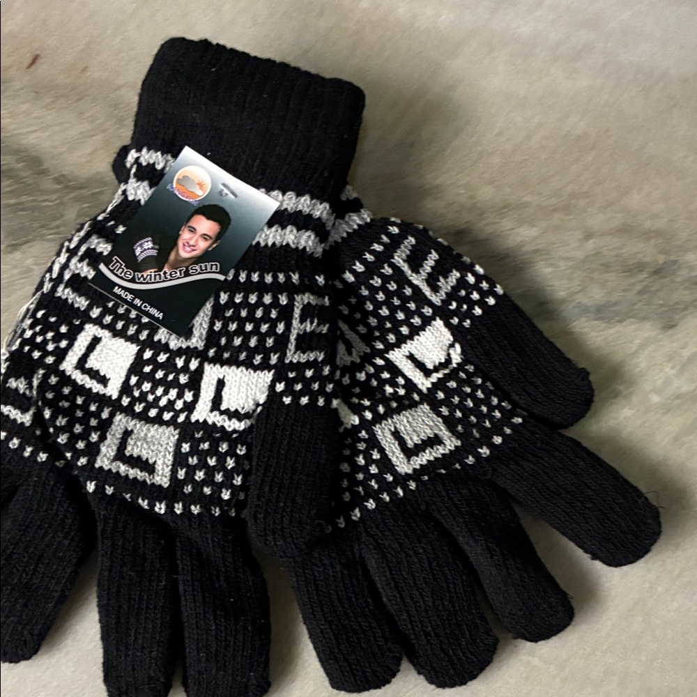 Black and White Winter Gloves